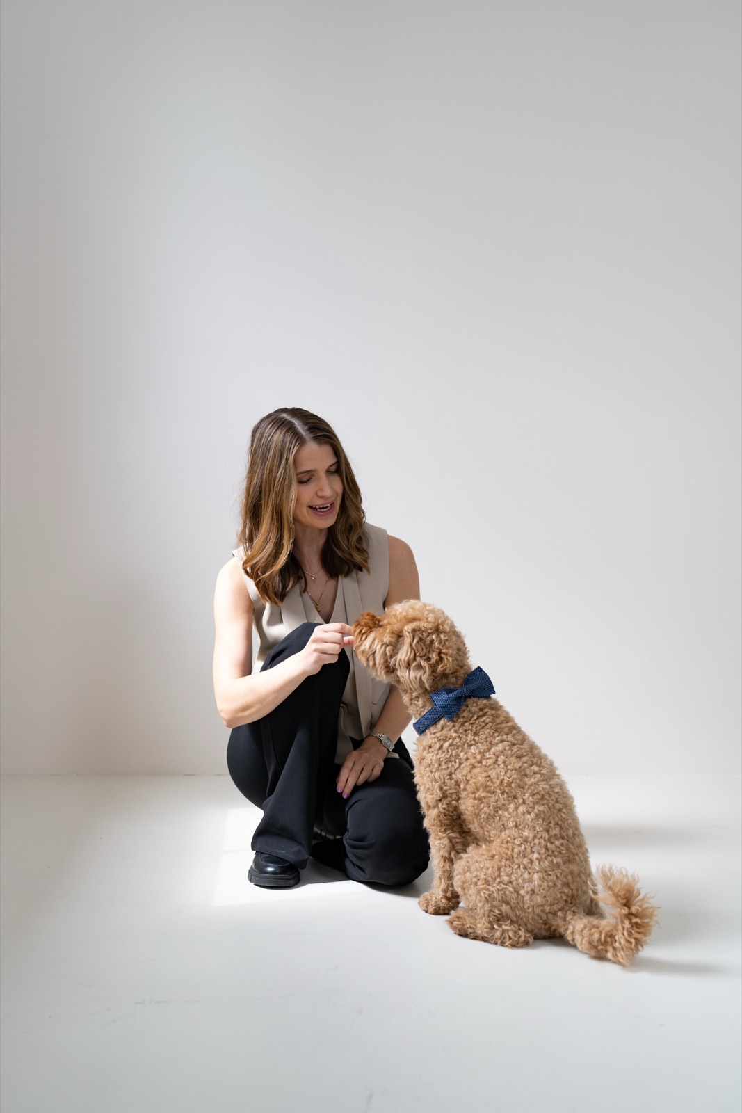 Carina Depner mit ihrem Pudel Carlo