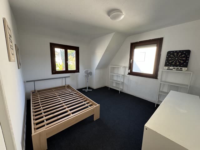 Schlafzimmer mit zwei Fenstern