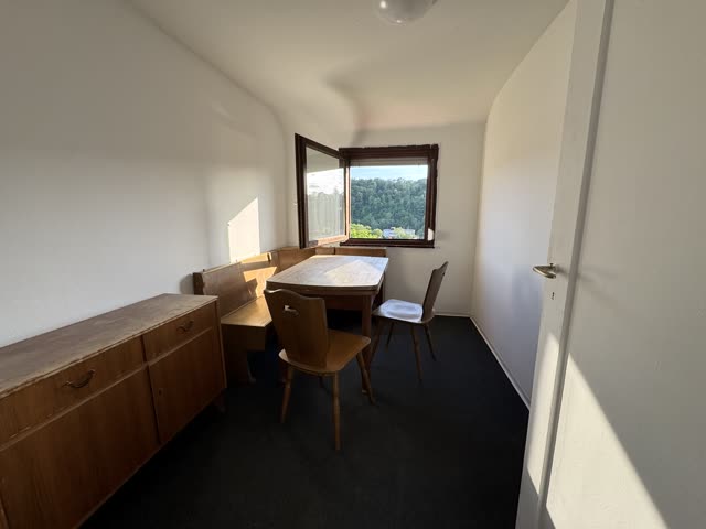 Zimmer mit Essecke und Fenster mit Blick ins Grüne