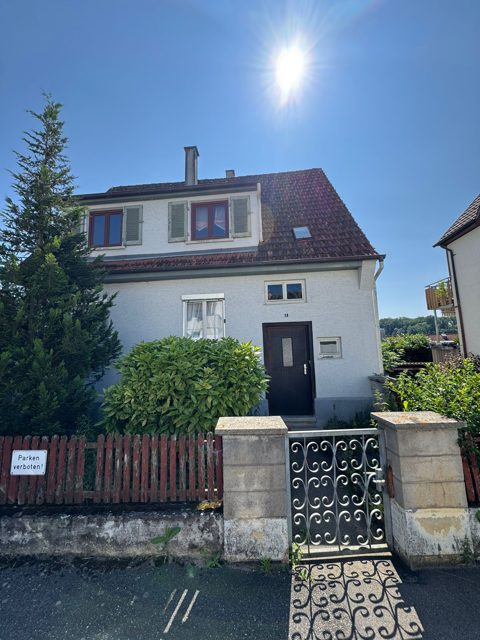 Ansicht des Zweifamilienhauses von der Straße