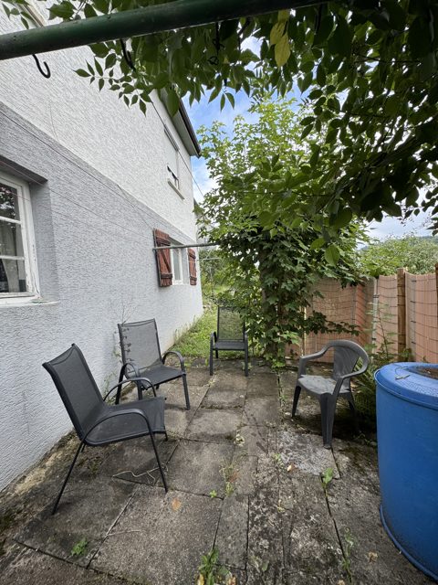 Schattiger Sitzplatz am Haus